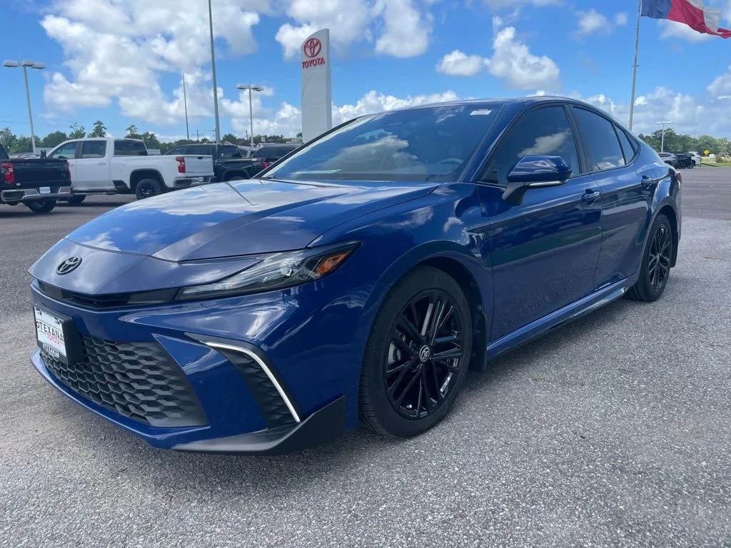 2025 Toyota Camry SE - Photo 8