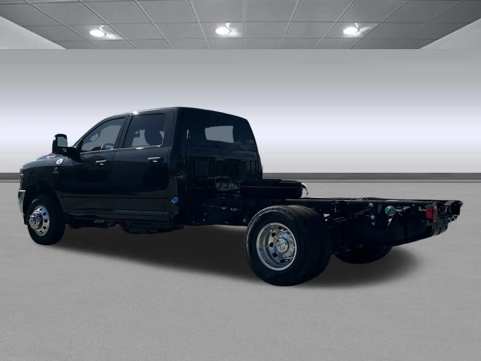 New 2025 Diamond Black Crystal Pearl-Coat Exterior Paint RAM Tradesman image 5