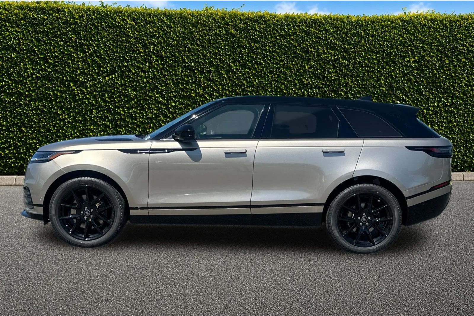 New 2026 Batumi Gold LAND ROVER Dynamic SE image 3