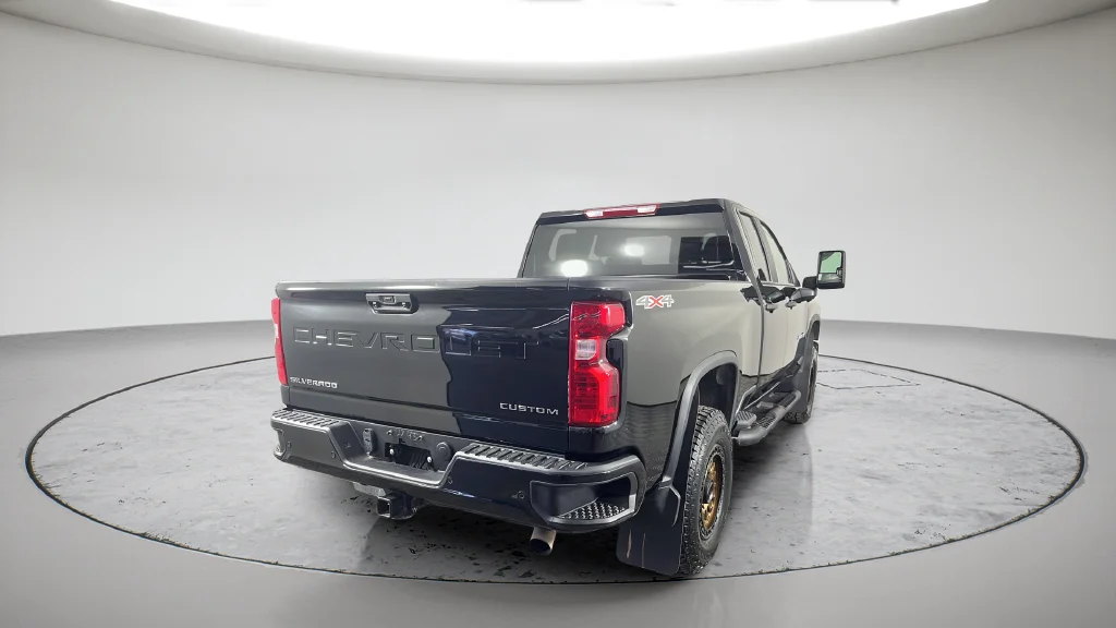 Used 2025 Black Chevrolet Custom image 9