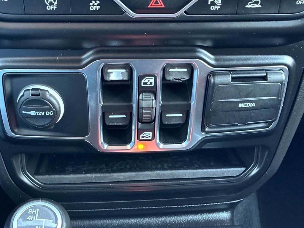 Used 2021  Jeep Overland image 28