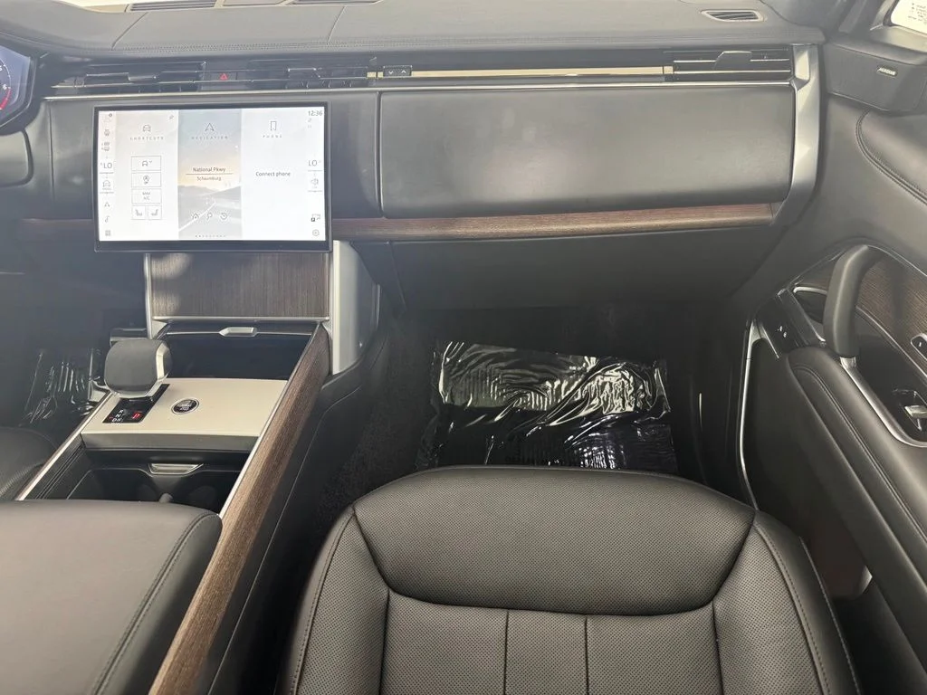 Used 2025 Fuji White Land Rover SE image 22
