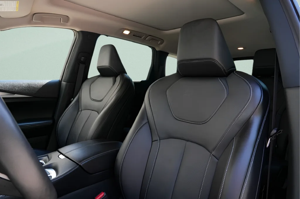 Used 2024 White INFINITI LUXE image 2