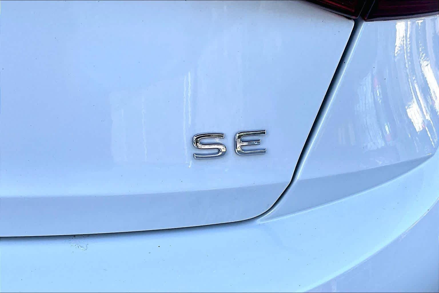 Used 2025 Opal White Pearl Volkswagen SE image 10