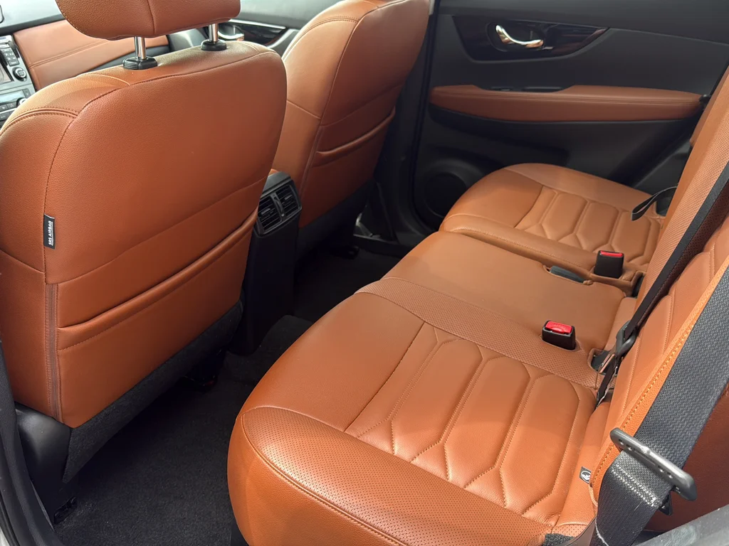 Used 2017 Silver Nissan SL image 12