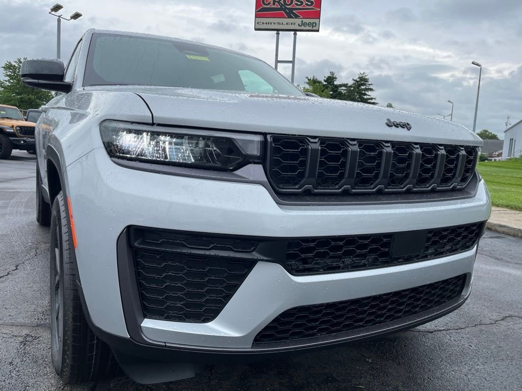 New 2026 Silver Zynith Exterior Paint Jeep Laredo Altitude image 47