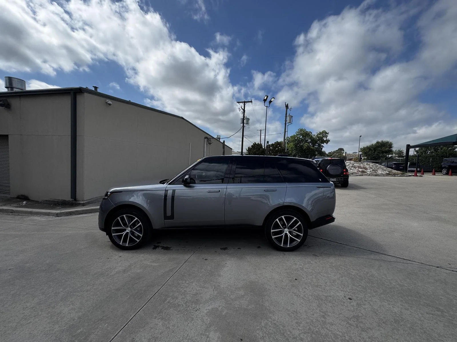 Used 2025 WHITE Land Rover SE image 1
