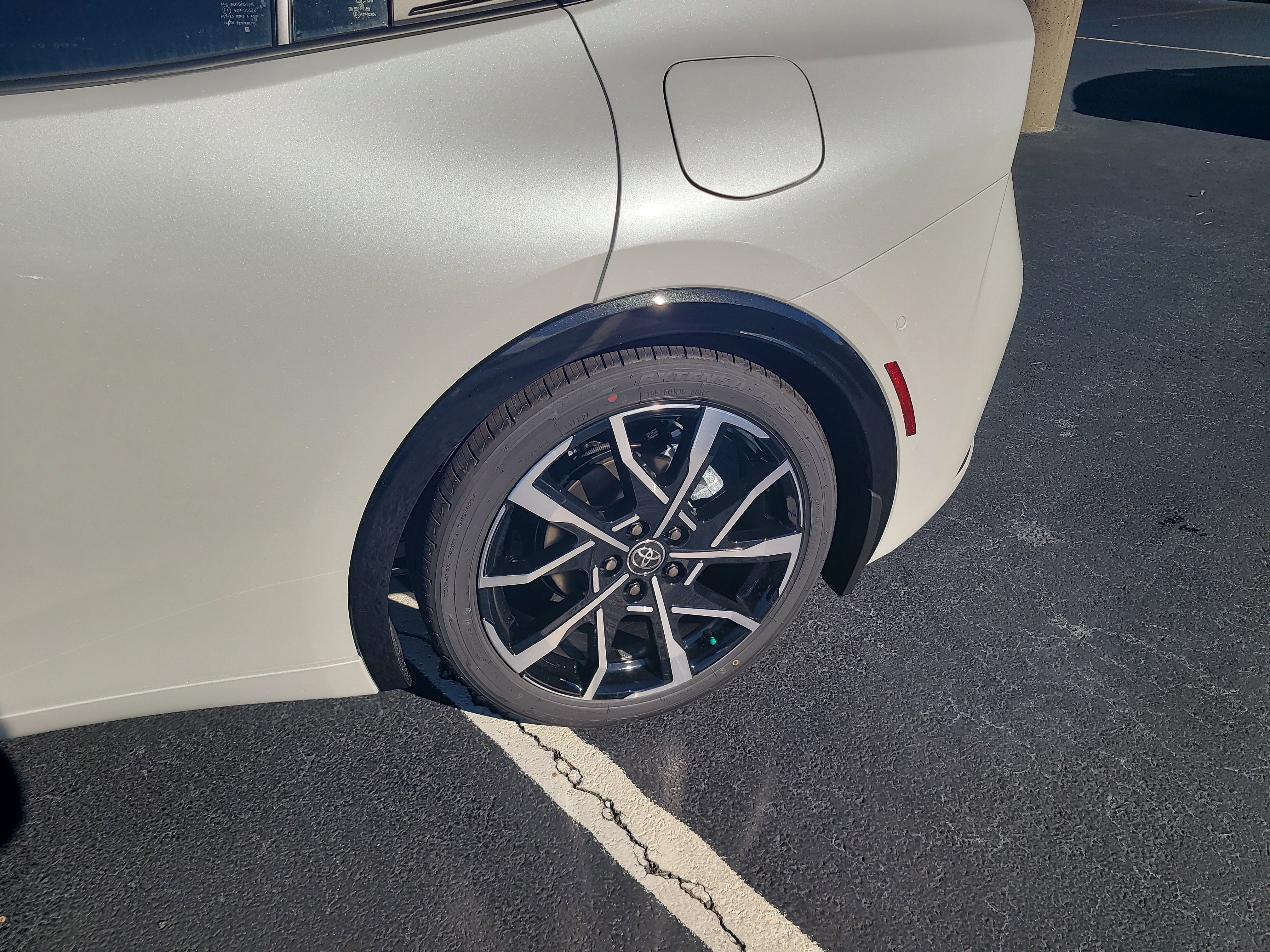 New 2026 Wind Chill Pearl <sup>1</sup> Toyota  XSE Premium image 9