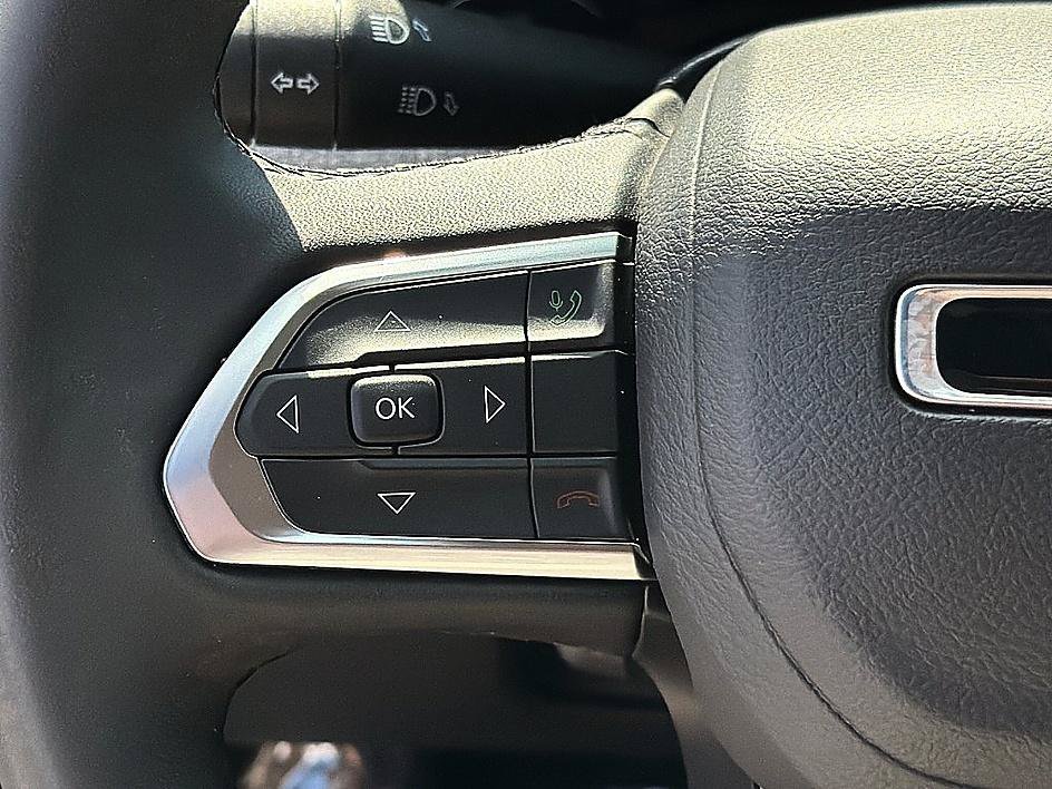 Used 2024 Bright White Clearcoat Jeep Latitude image 16
