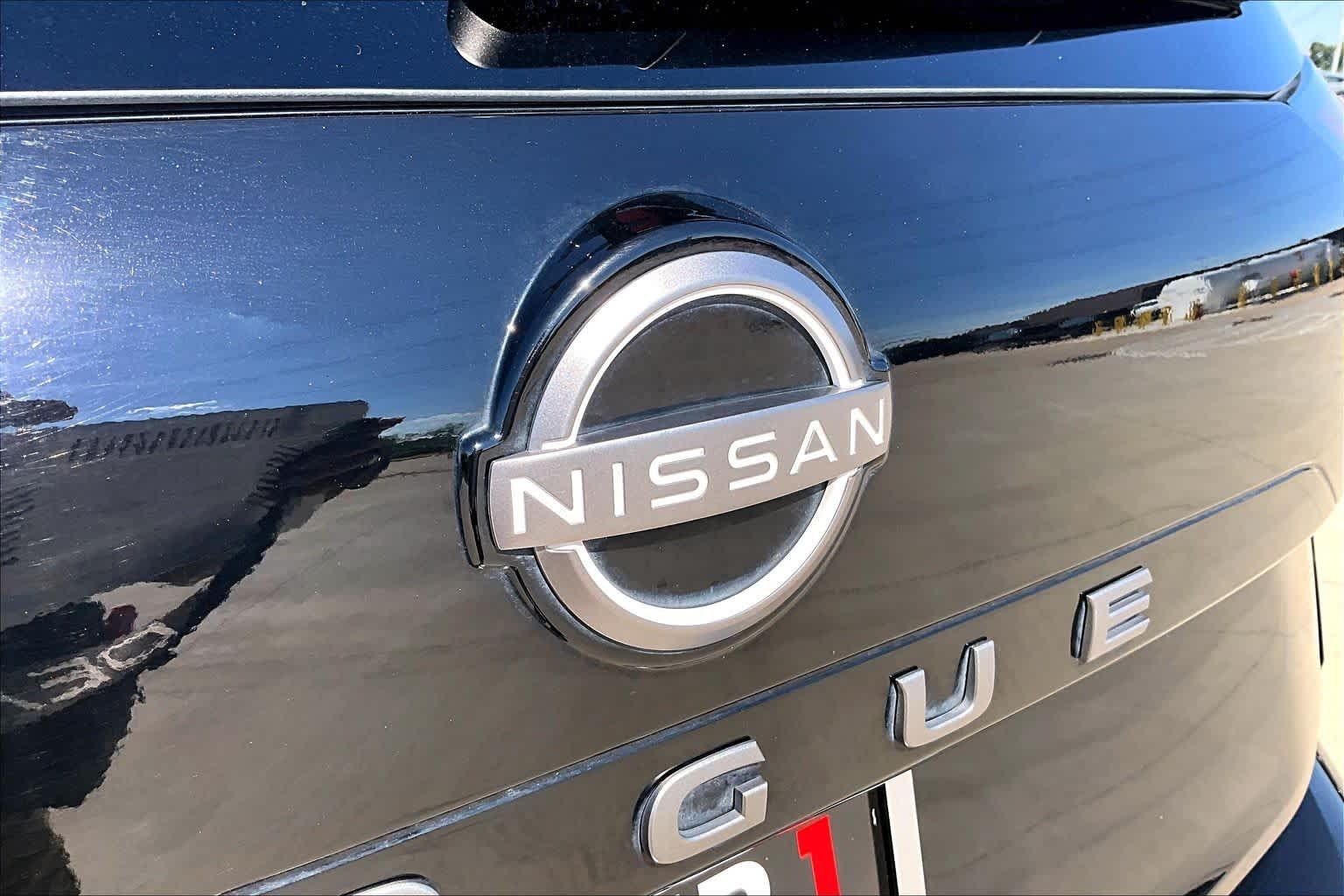 Used 2025 Super Black Nissan SV image 10