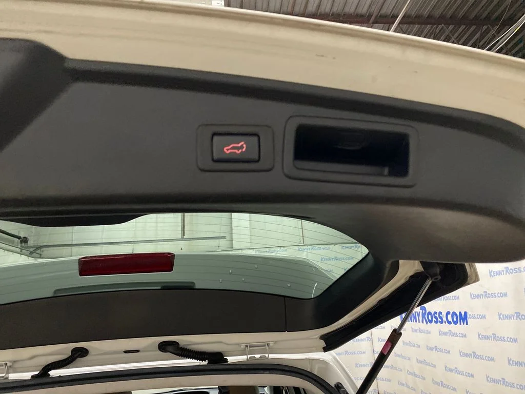 Used 2018 White Subaru 2.5i Limited image 17