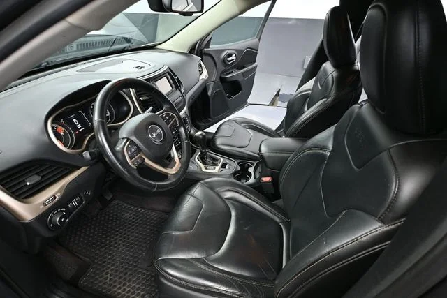 Used 2016 Gray Jeep Latitude image 22