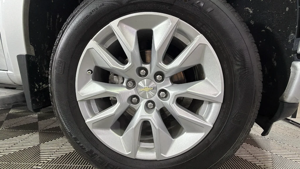Used 2022 Silver Ice Metallic Chevrolet Custom image 39