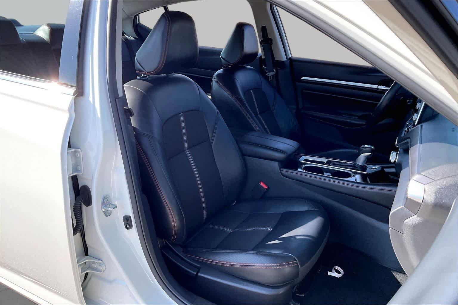Used 2025 Glacier White Nissan SR image 9