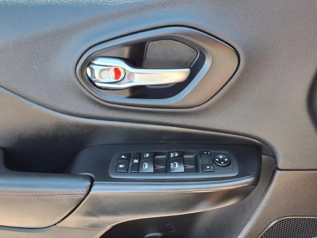 Used 2019 Silver Jeep Trailhawk image 19