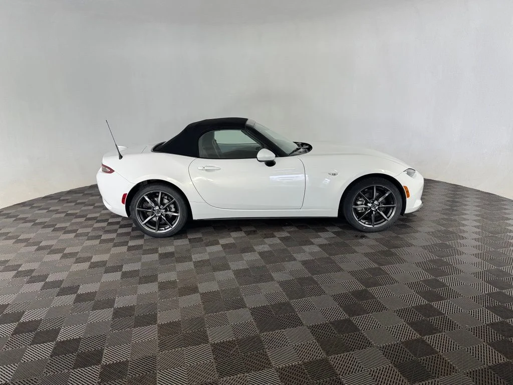 Used 2017 White Mazda Grand Touring image 9