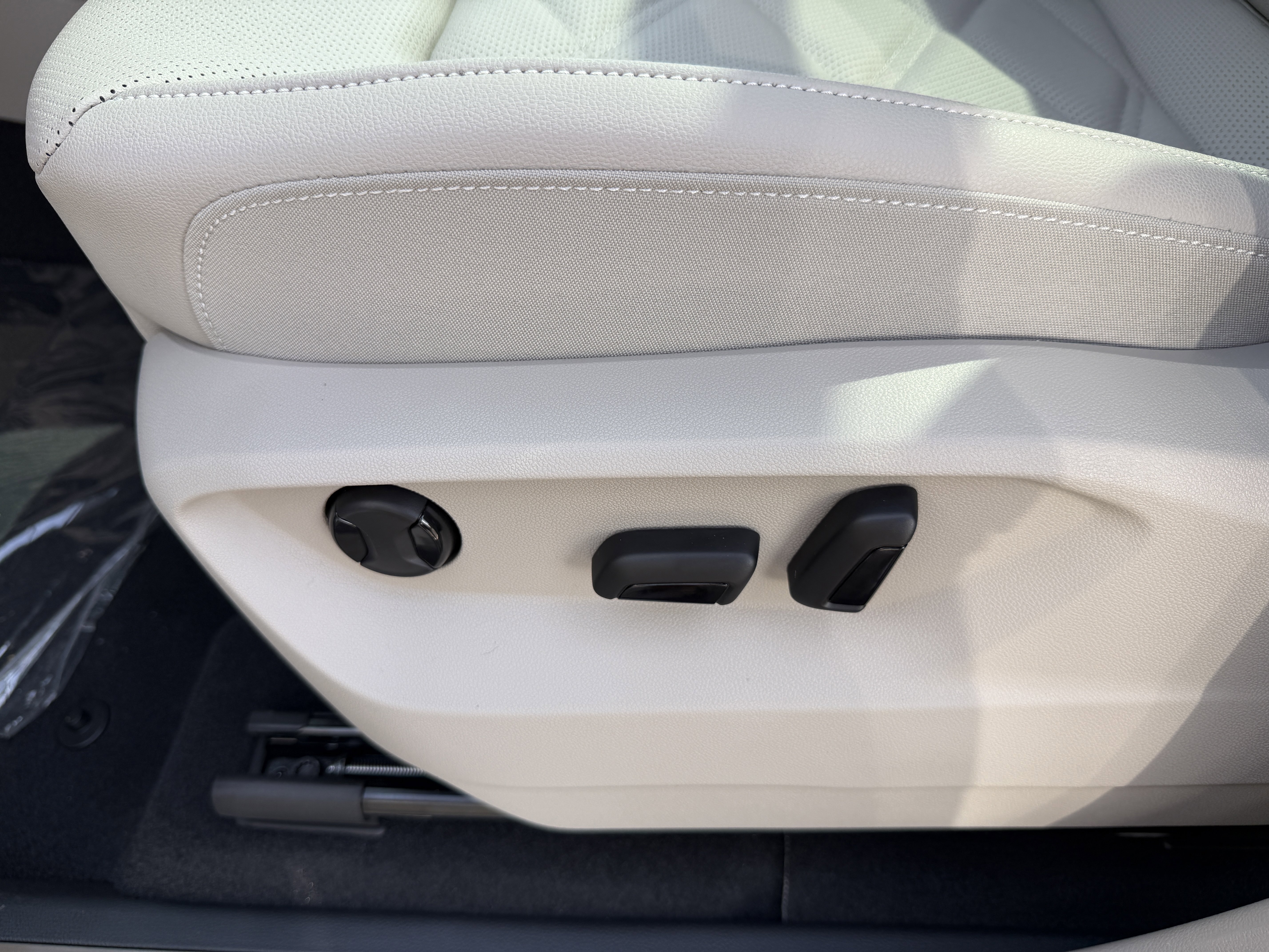 New 2026 Opal White Pearl Volkswagen 2.0T SE w/Technology image 13