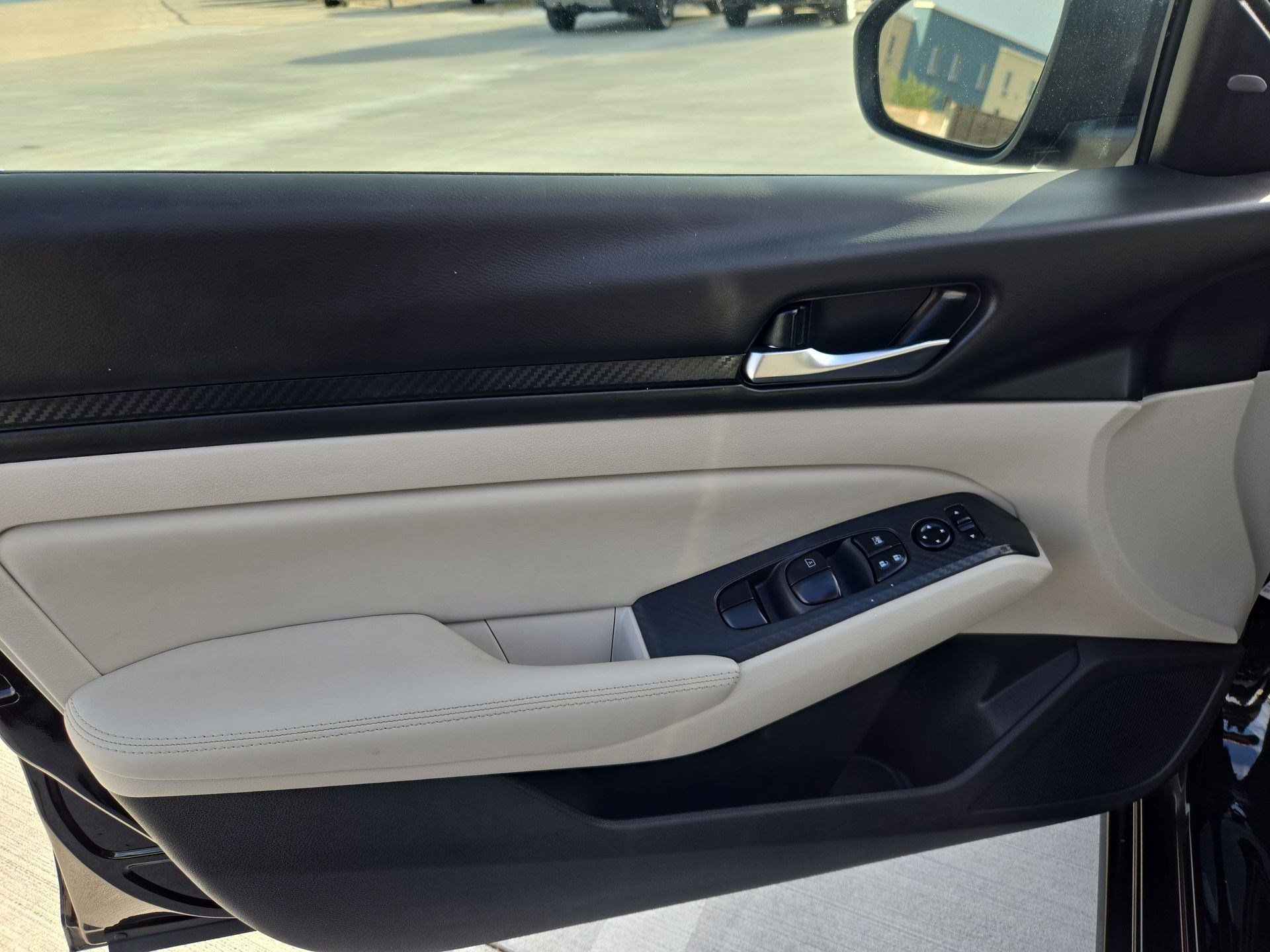 Used 2025 Super Black Nissan SV image 13