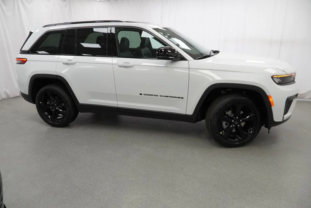 New 2027 Bright White Clear-Coat Paint Jeep Limited image 9