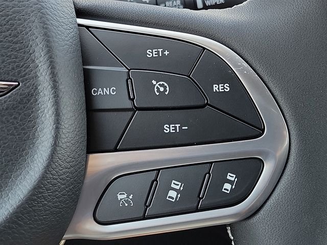 New 2026 Diamond Black Crystal Pearl-Coat Exterior Paint Chrysler Limited image 16