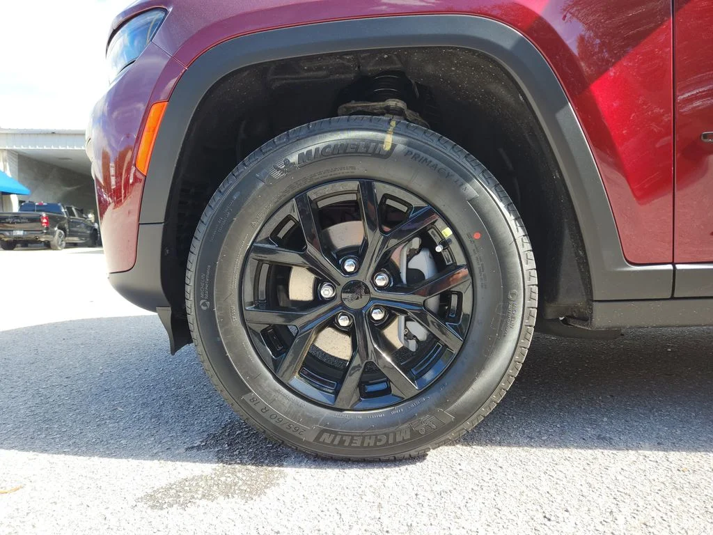 New 2026 Velvet Red Pearl-Coat Exterior Paint Jeep Altitude image 32