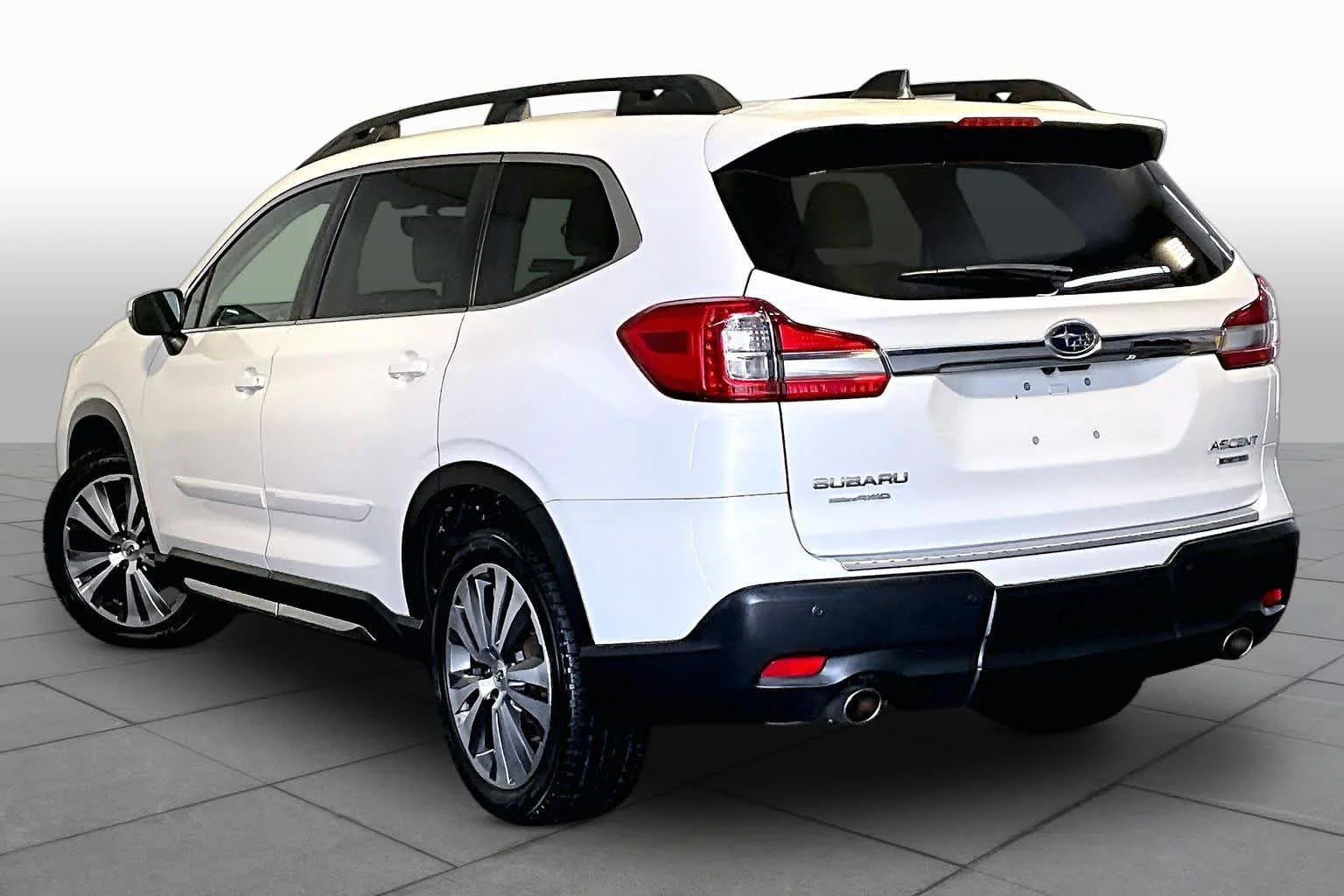 Used 2019 Crystal White Pearl Subaru Limited image 12