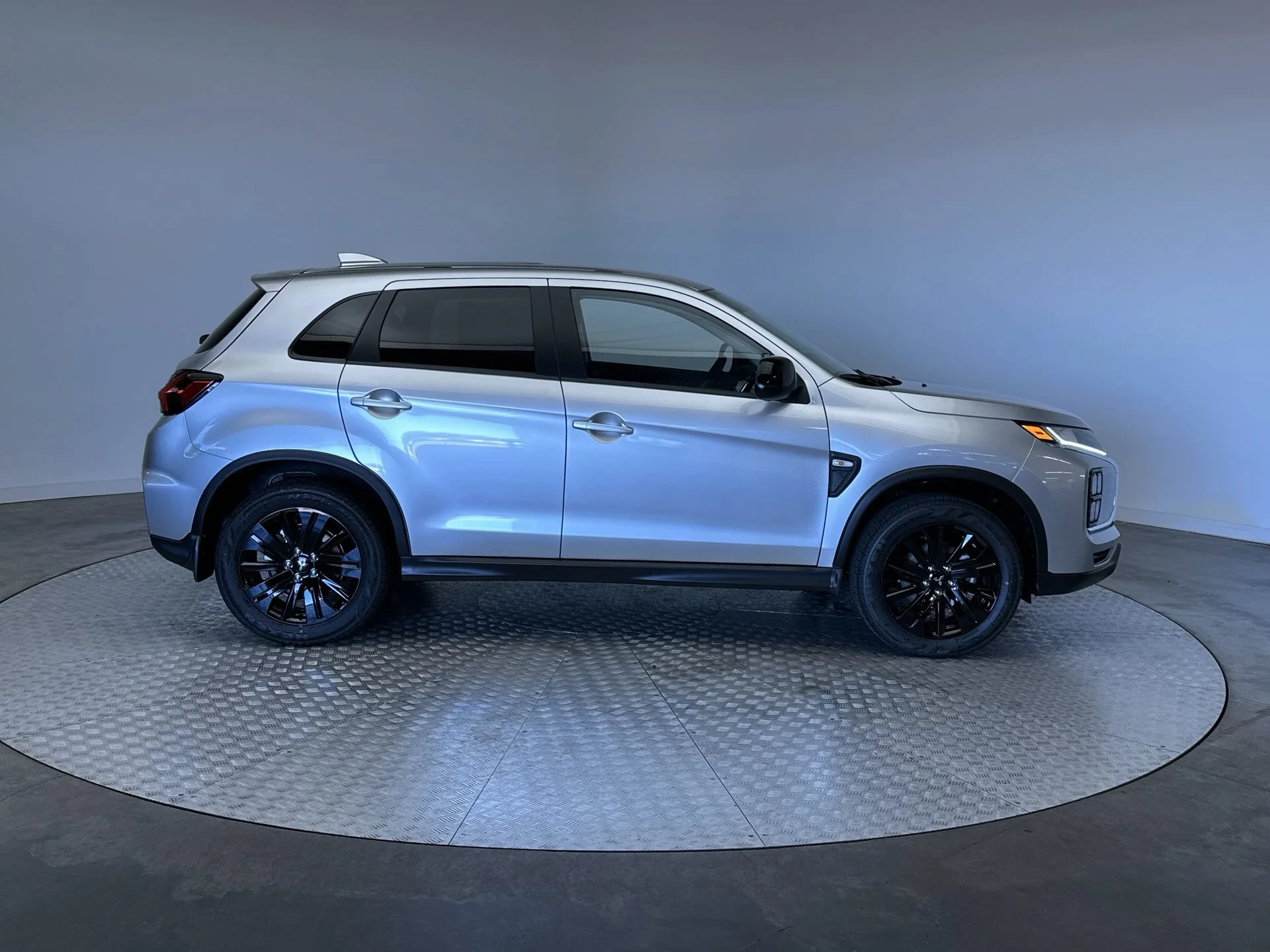 New 2026 Alloy Silver Metallic Mitsubishi LE image 11