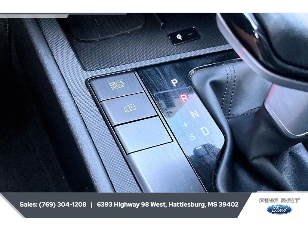 Used 2025 Abyss Black Hyundai SEL Sport image 21