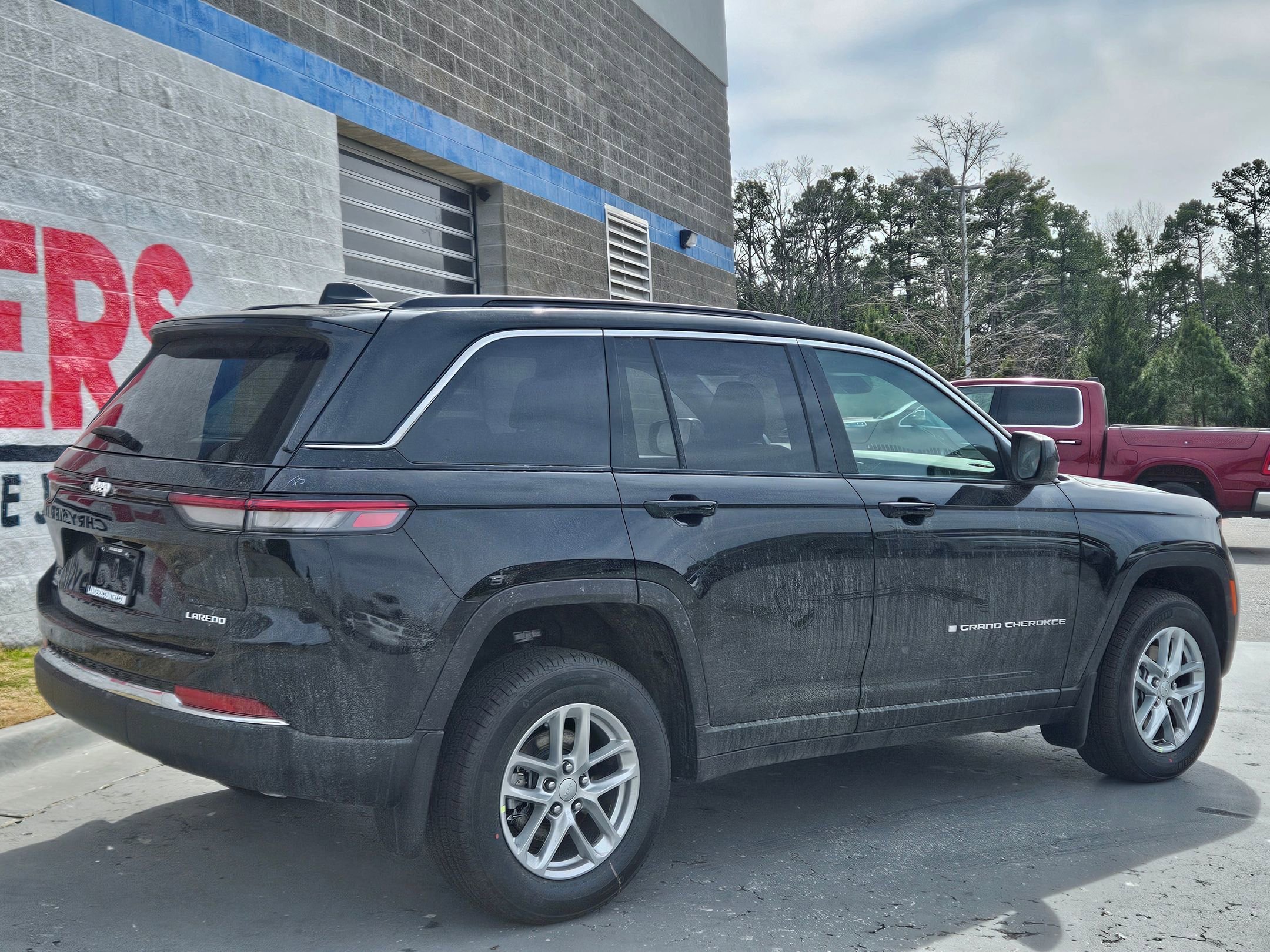 New 2026 Diamond Black Crystal Pearl-Coat Exterior Paint Jeep Laredo X image 7