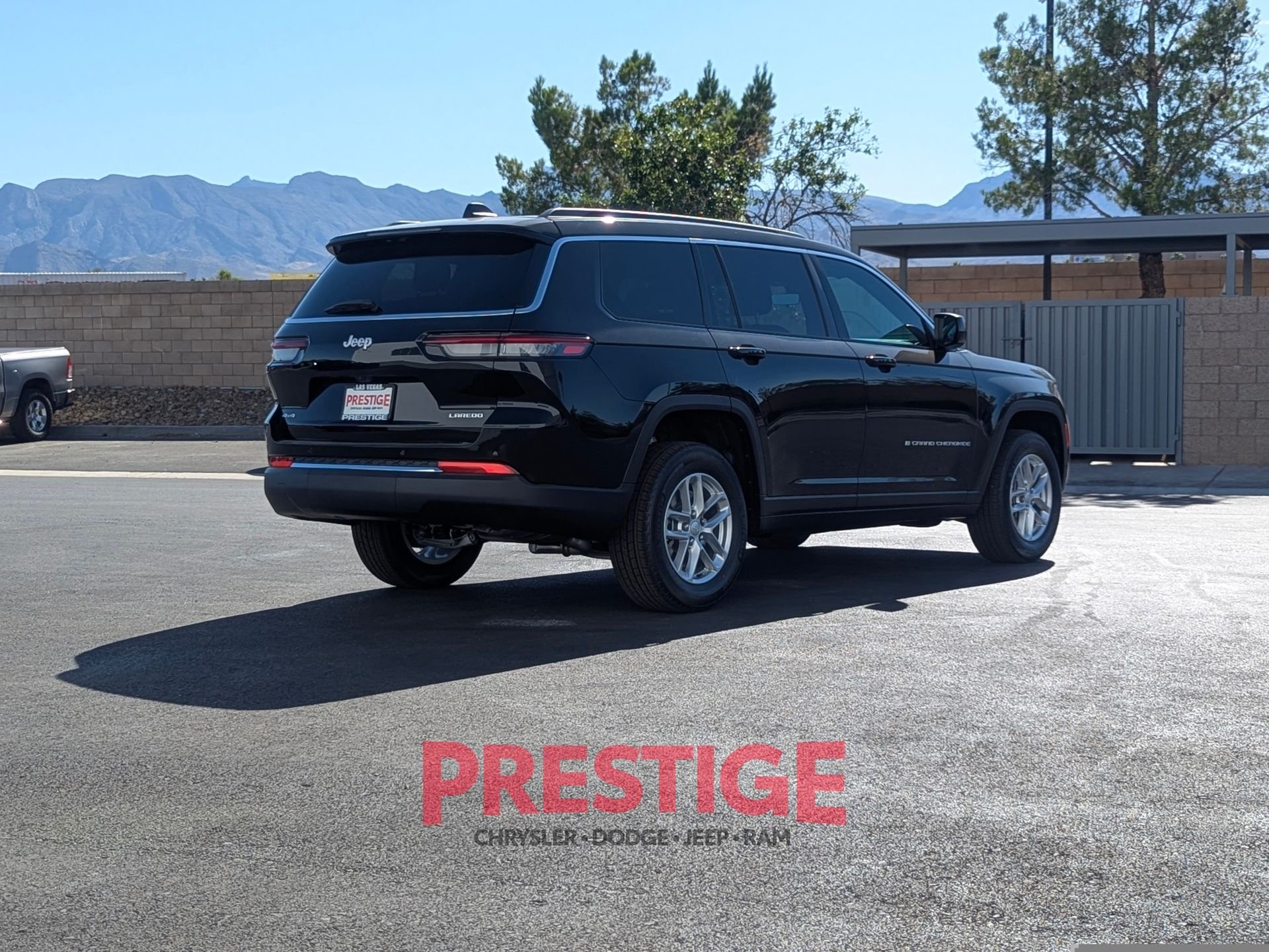 New 2026 Diamond Black Crystal Pearlcoat Jeep Laredo image 5