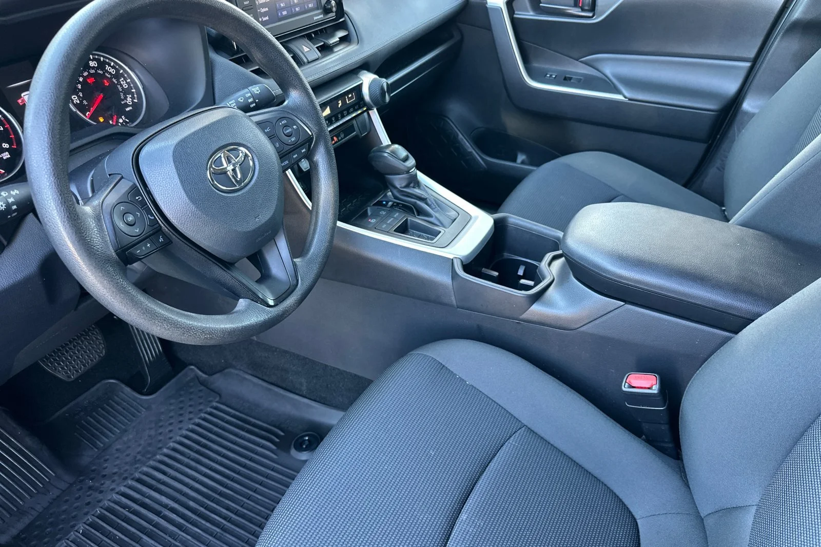 2022 Toyota RAV4 LE - Photo 18