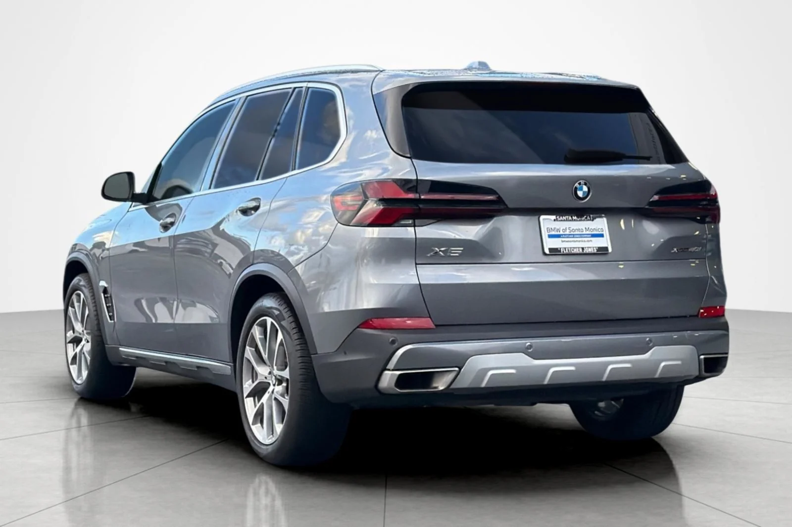 Used 2025 Skyscraper Grey Metallic BMW xDrive40i image 3