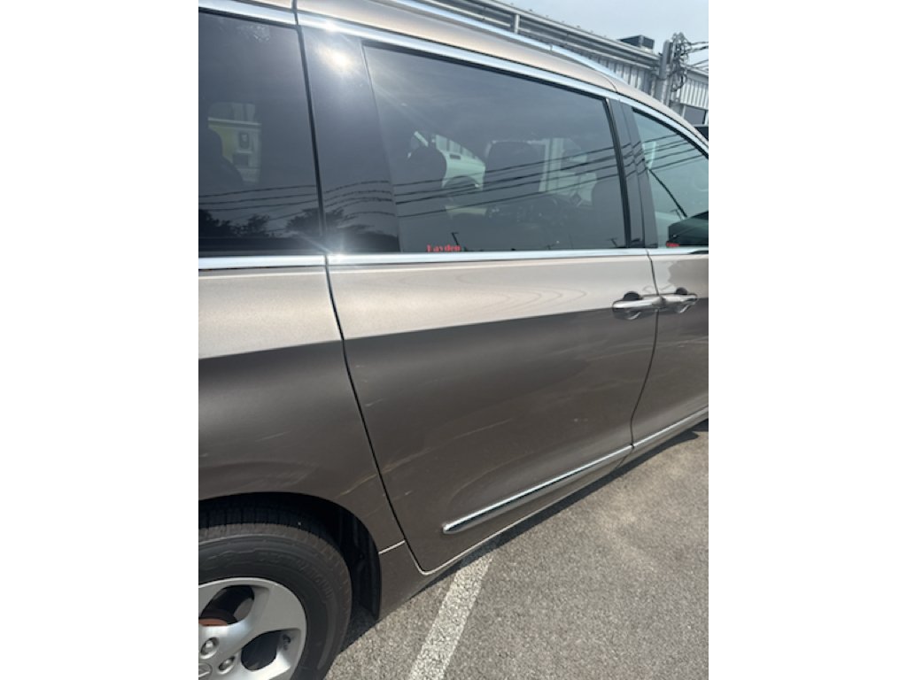 Used 2017 Molten Silver Chrysler Touring-L Plus image 5