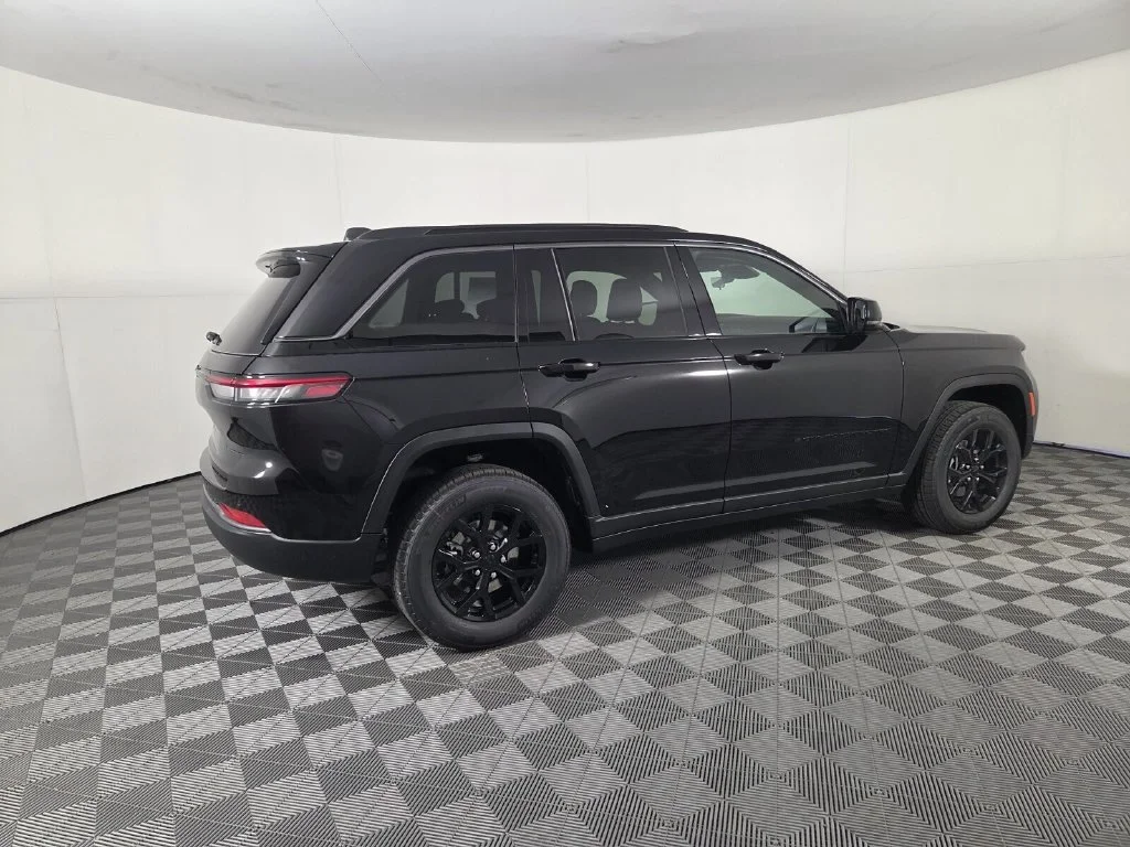 New 2026 Diamond Black Crystal Pearl-Coat Exterior Paint Jeep Laredo Altitude image 5
