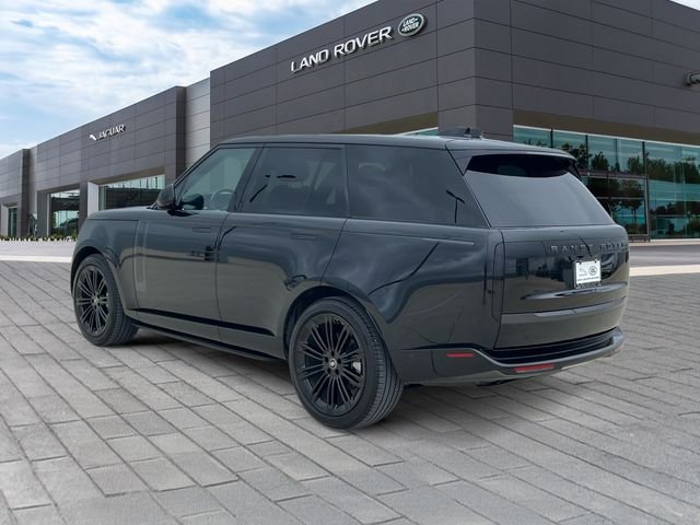 Used 2025  Land Rover SE image 3