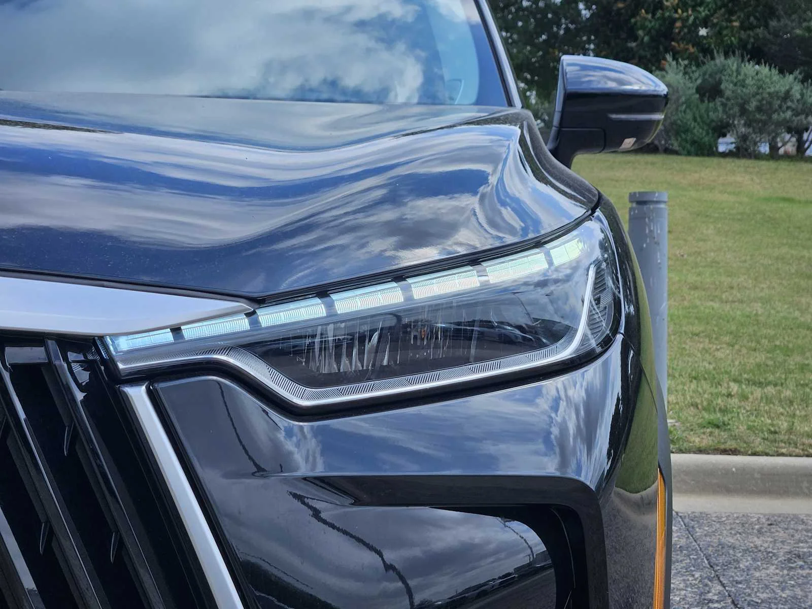 New 2027 MINERAL BLACK INFINITI Luxe FWD image 6