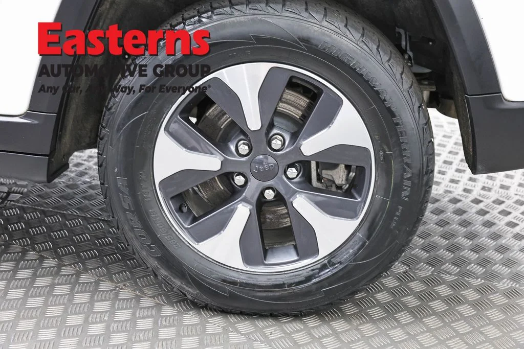 Used 2022 White Jeep 4xe image 36