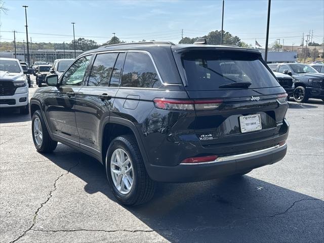 New 2026 Diamond Black Crystal Pearl-Coat Exterior Paint Jeep Laredo X image 6