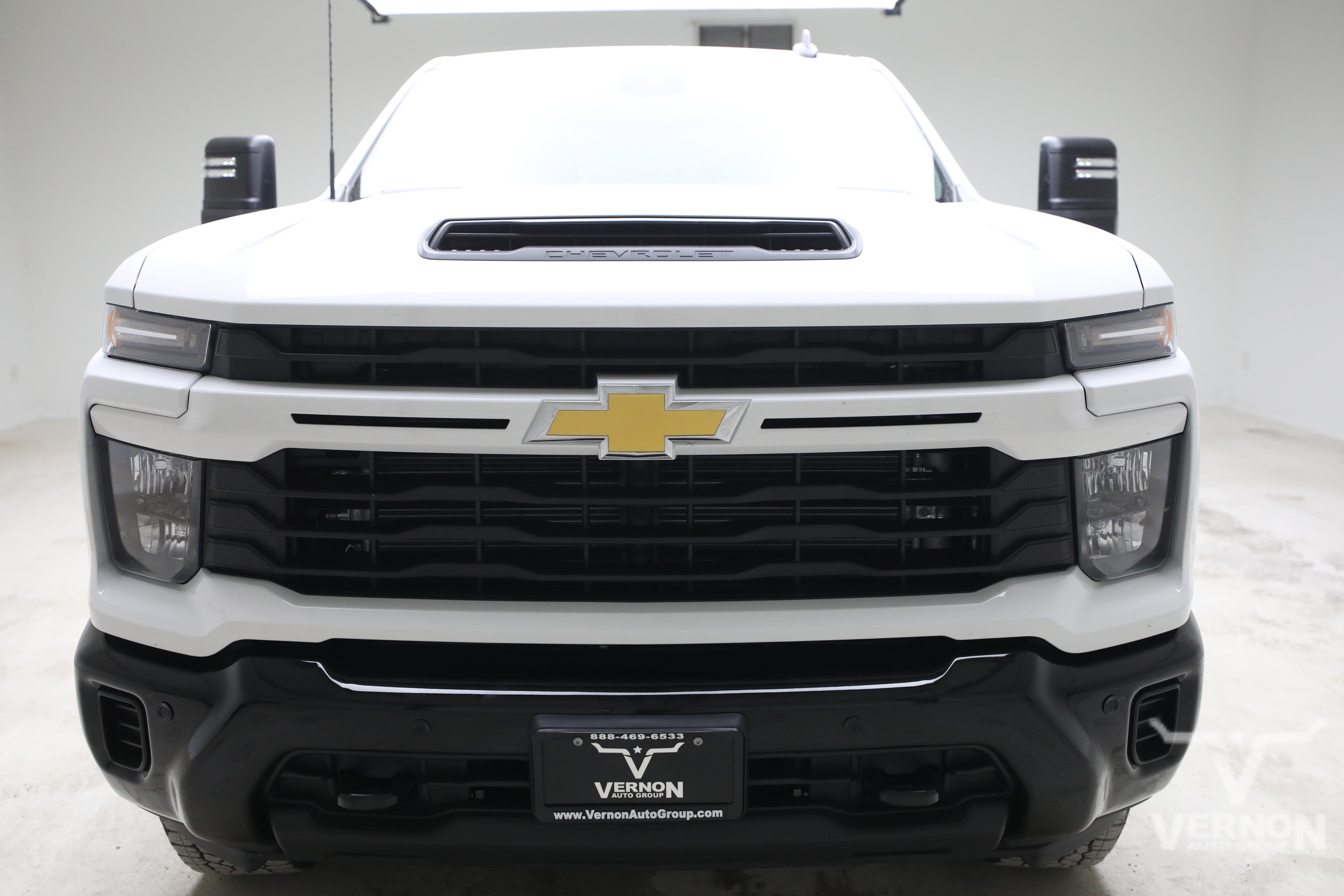 New 2026 Summit White Chevrolet N image 2