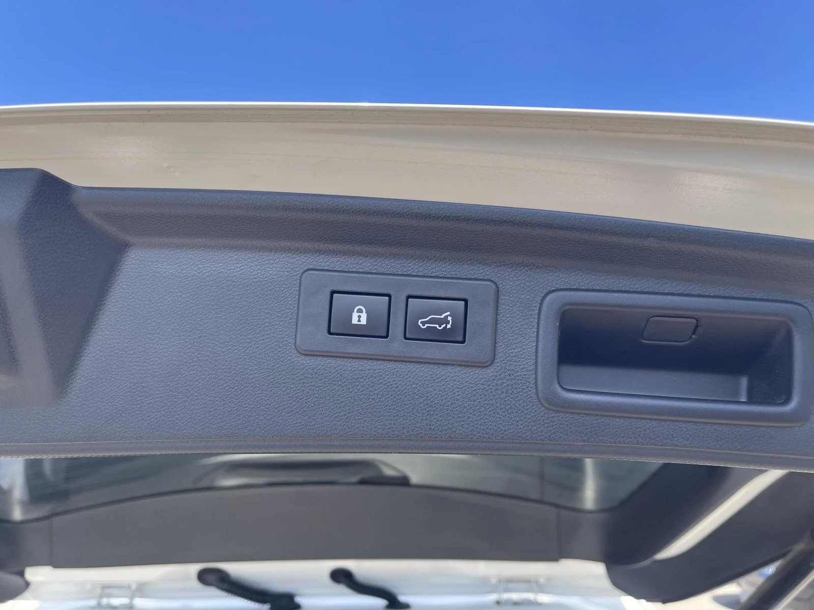 Used 2024 Crystal White Pearl Subaru Limited image 18