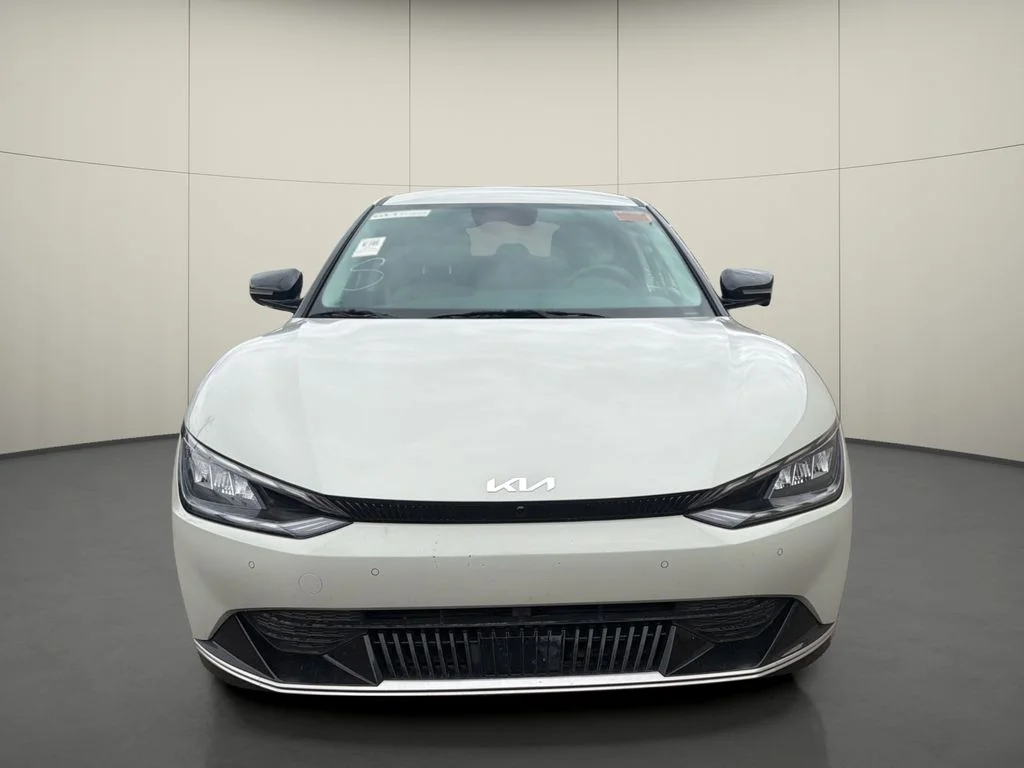 Used 2023 White Kia Wind image 2