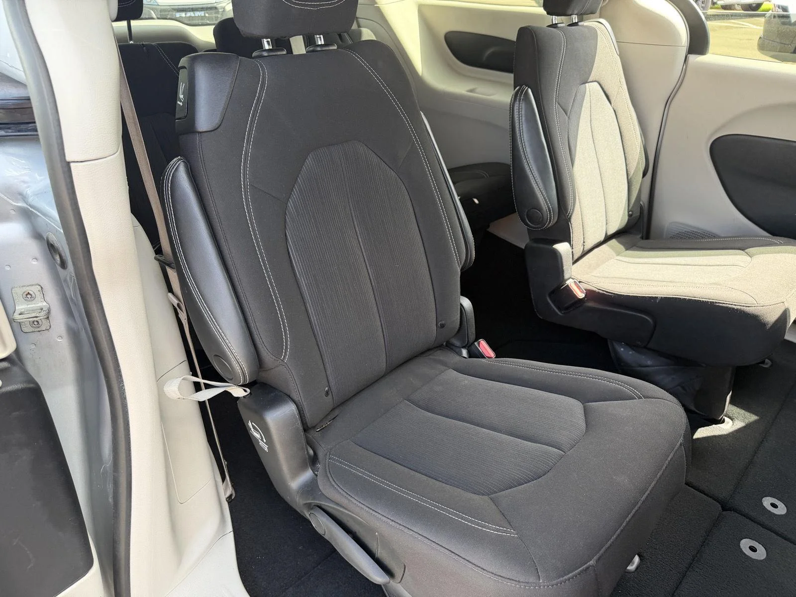 Used 2023 Silver Mist Clearcoat Chrysler LX image 18