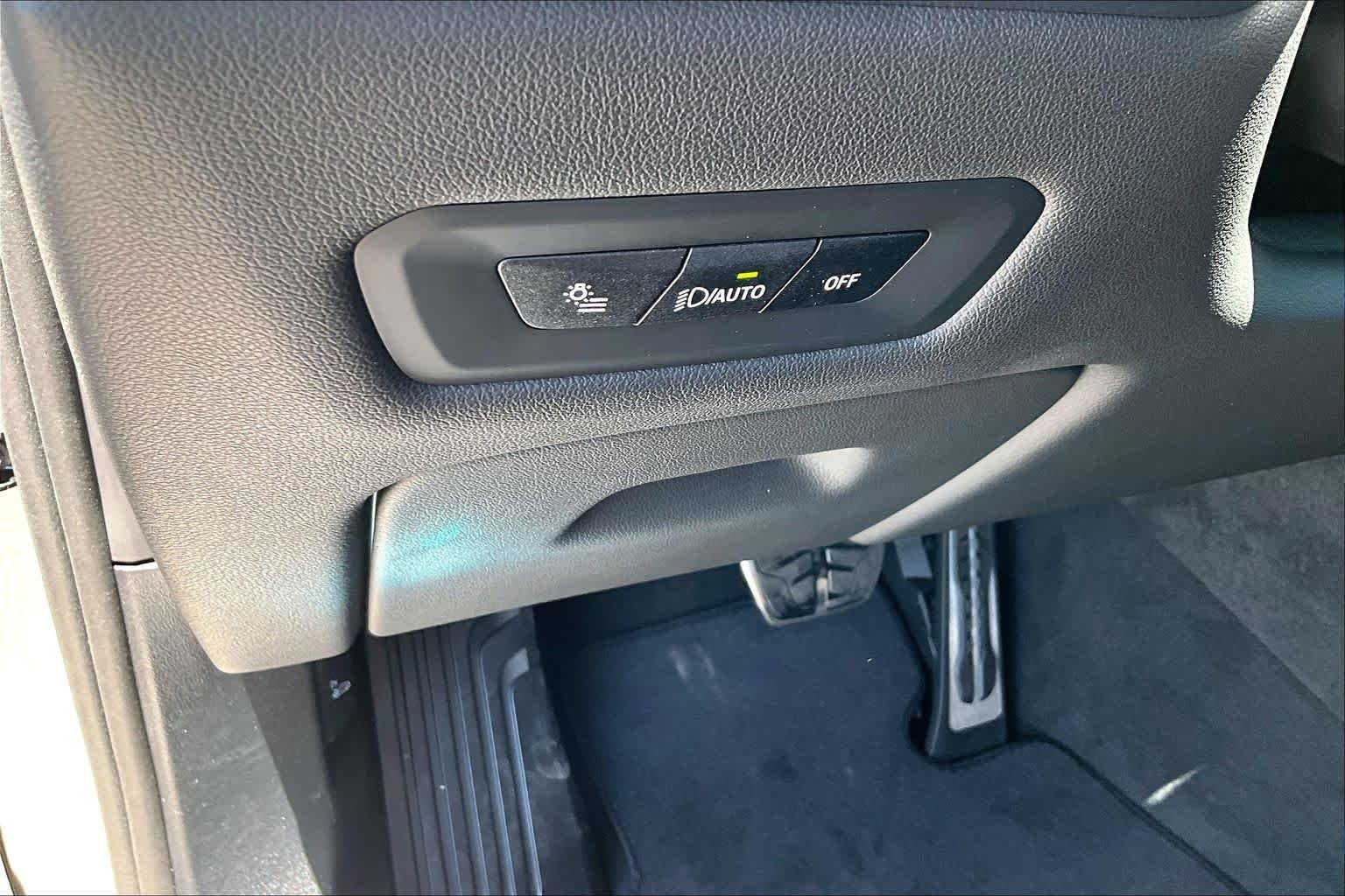 New 2026 Alpine White BMW sDrive40i image 18