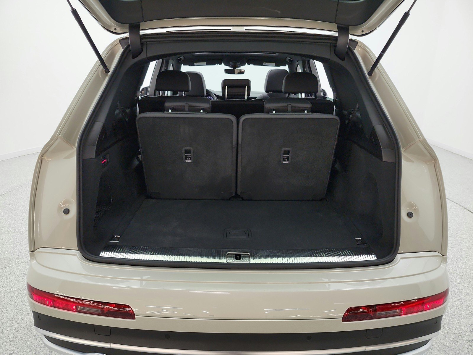 Used 2023 Vicuna Beige Metallic Audi Premium image 18