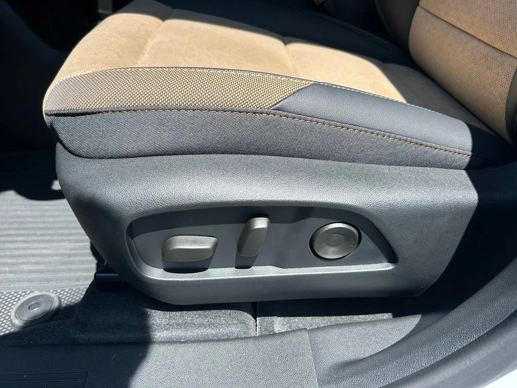 New 2027 Polar White Tricoat Chevrolet ACTIV image 17