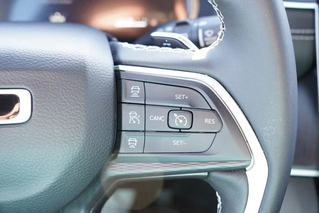 Used 2023 White Jeep Altitude image 33