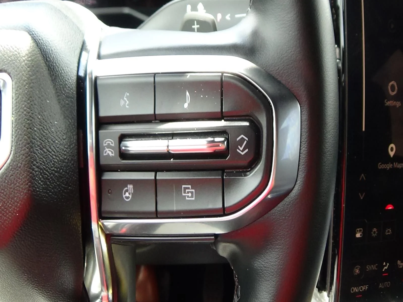 Used 2025 Summit White (gaz) GMC Elevation image 23