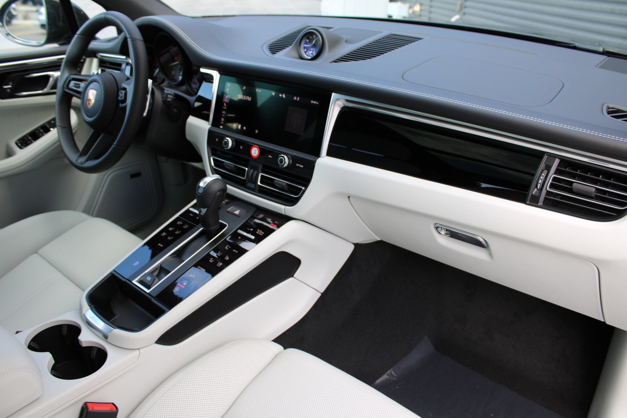 2026 Porsche Macan T - Photo 26