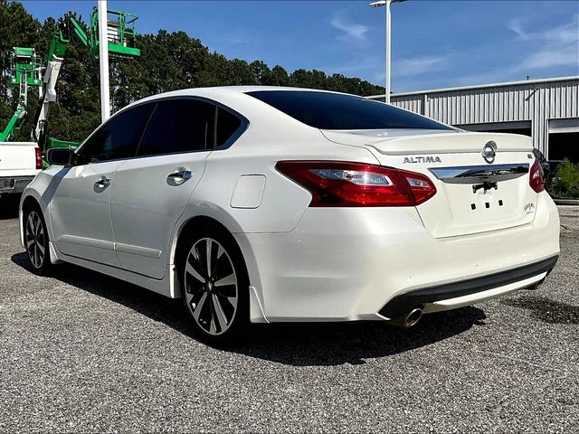 Used 2016 White Nissan 2.5 SR image 6