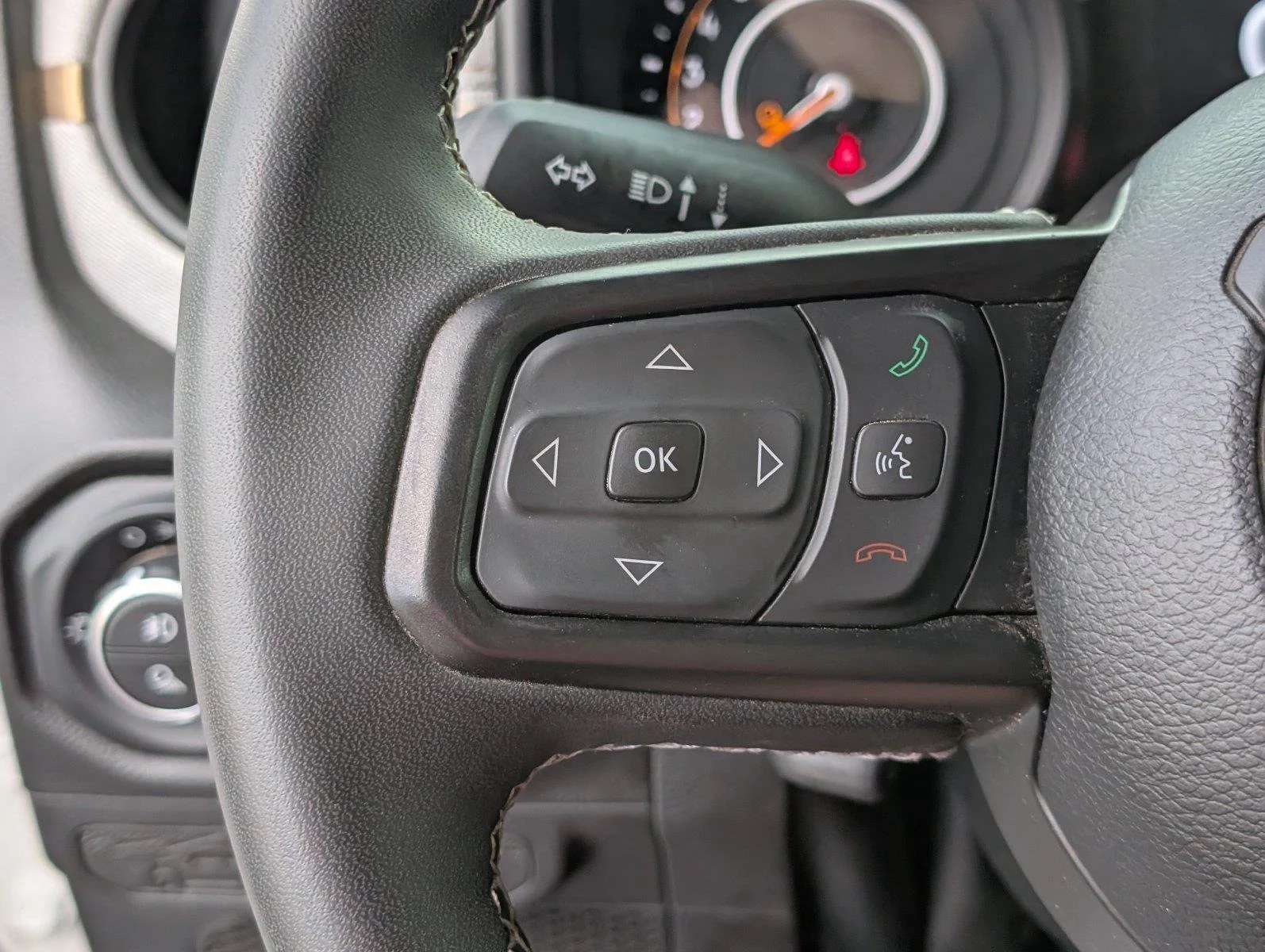 Used 2025 Bright White Clearcoat Jeep Sport S image 28